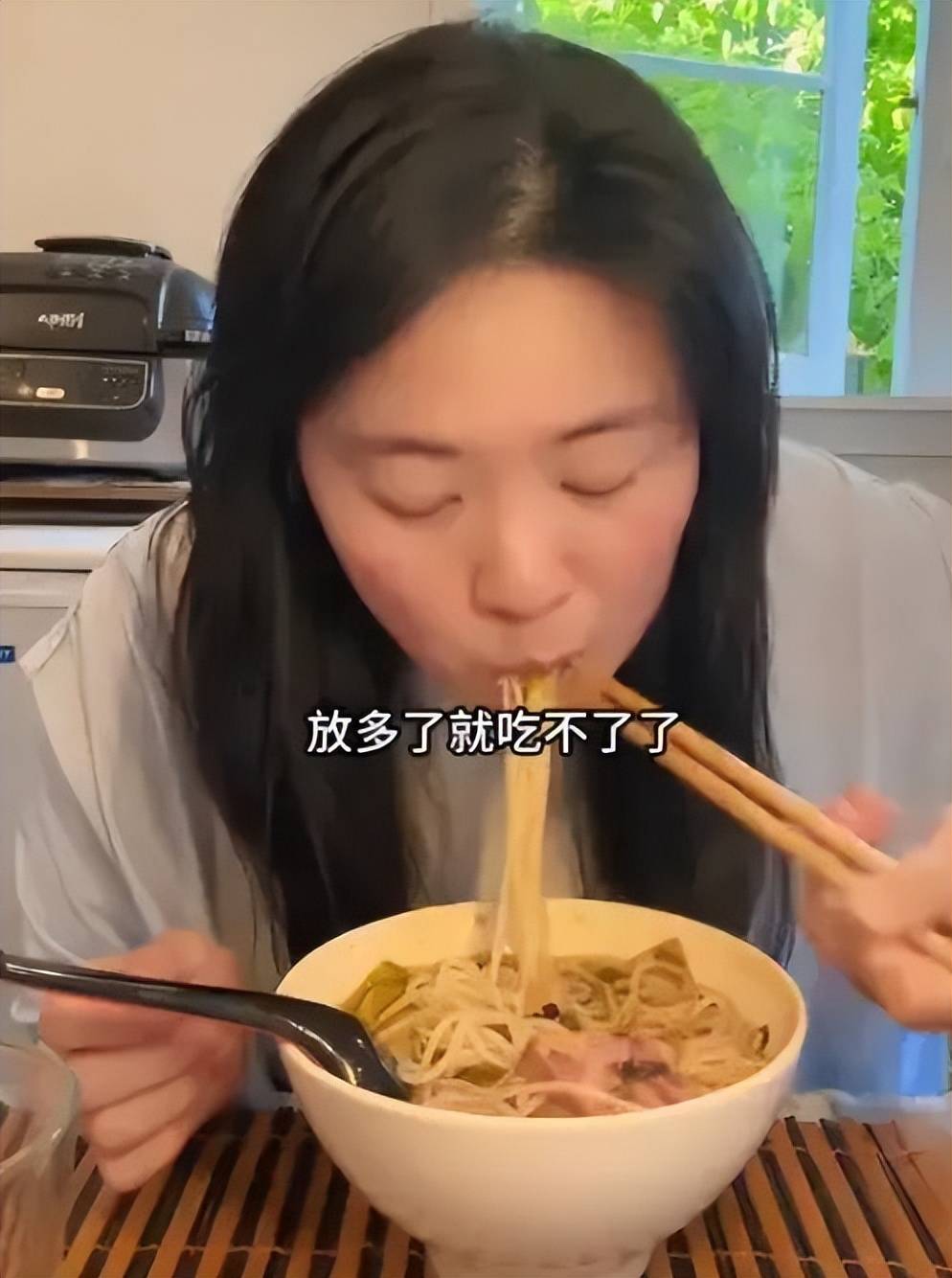 29岁四川女子新西兰打工：每天苹果厂包装9小时，月入三万人民币
